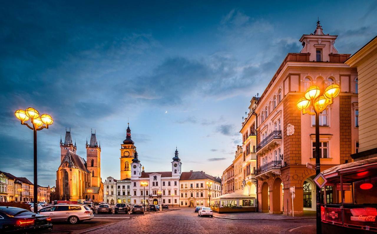 Modern Family Apt. With Central Square Entrance Hradec Kralove Exterior photo